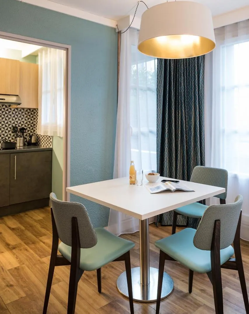 Adagio Montmartre 4*